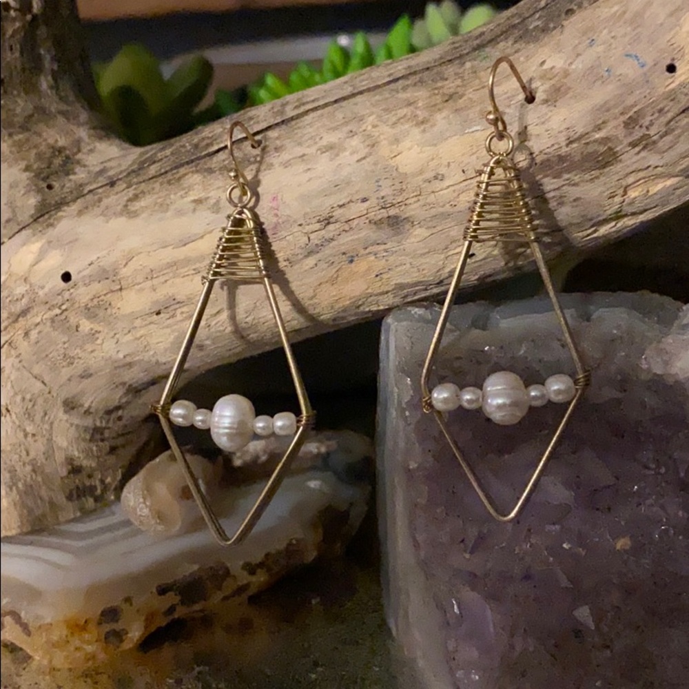 NWT Cute Gold and Pearl earrings